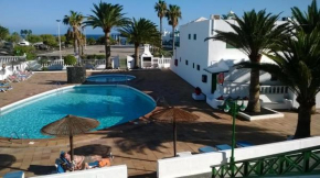 Casa Anna. Pool and next to the beach
